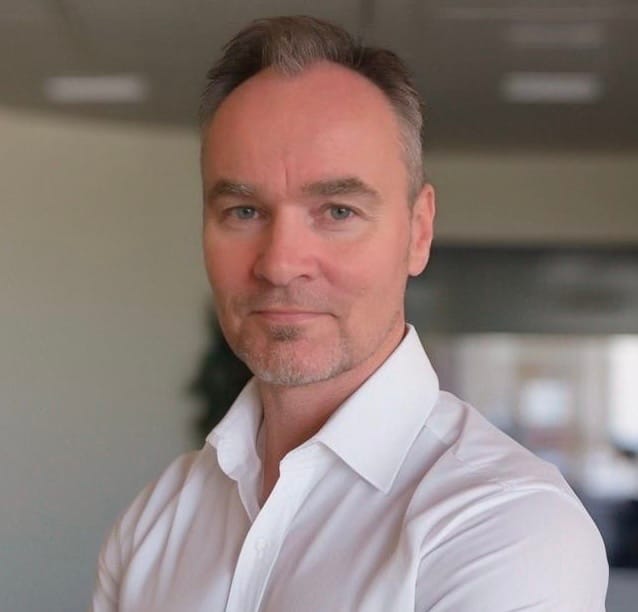 Profilbilde av en mann i hvit skjorte.