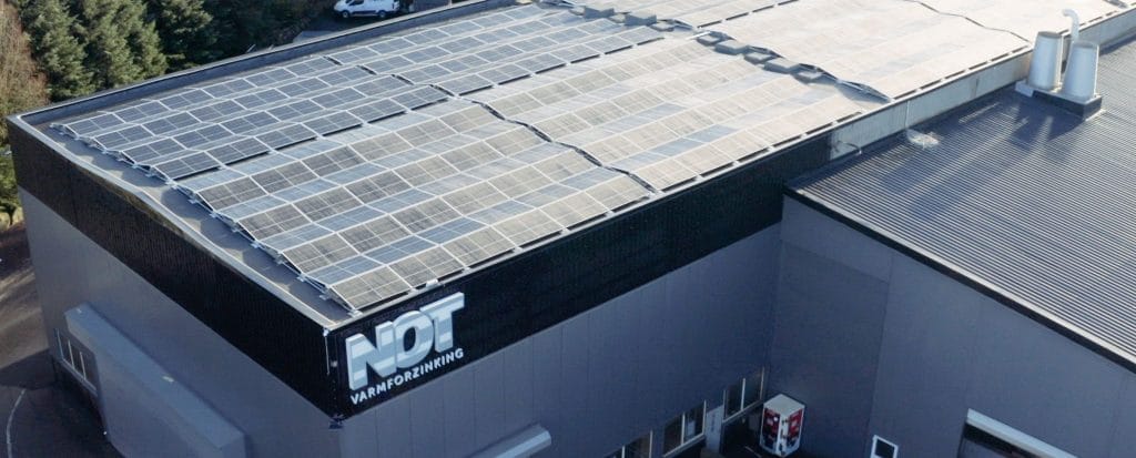 Industribygg med solcellepanel som tilhører NOT bedriftene